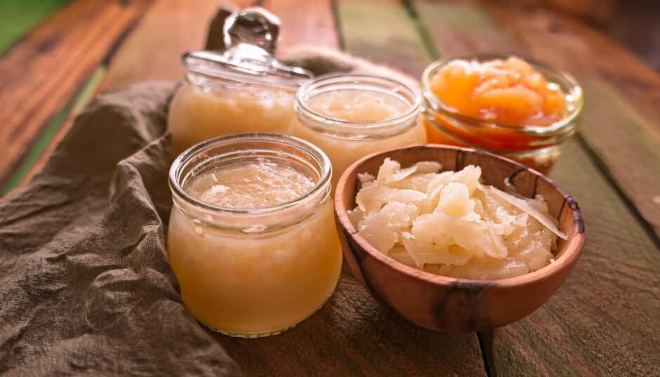 乳酸菌発酵した食材がアウトドアテーブルの上に並んでいる